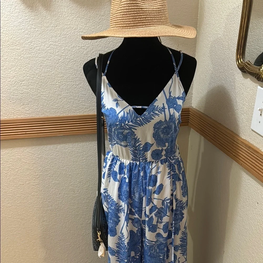 My Michelle Floral Blue and White Criss Cross Strap Wide Leg Jumpsuit Size 5! - Picture 16 of 16